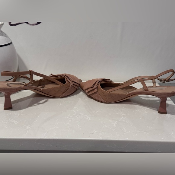 ANTONIO MELANI Leather buckle heels with suede bow Size 10. Excellent condition - Picture 7 of 10